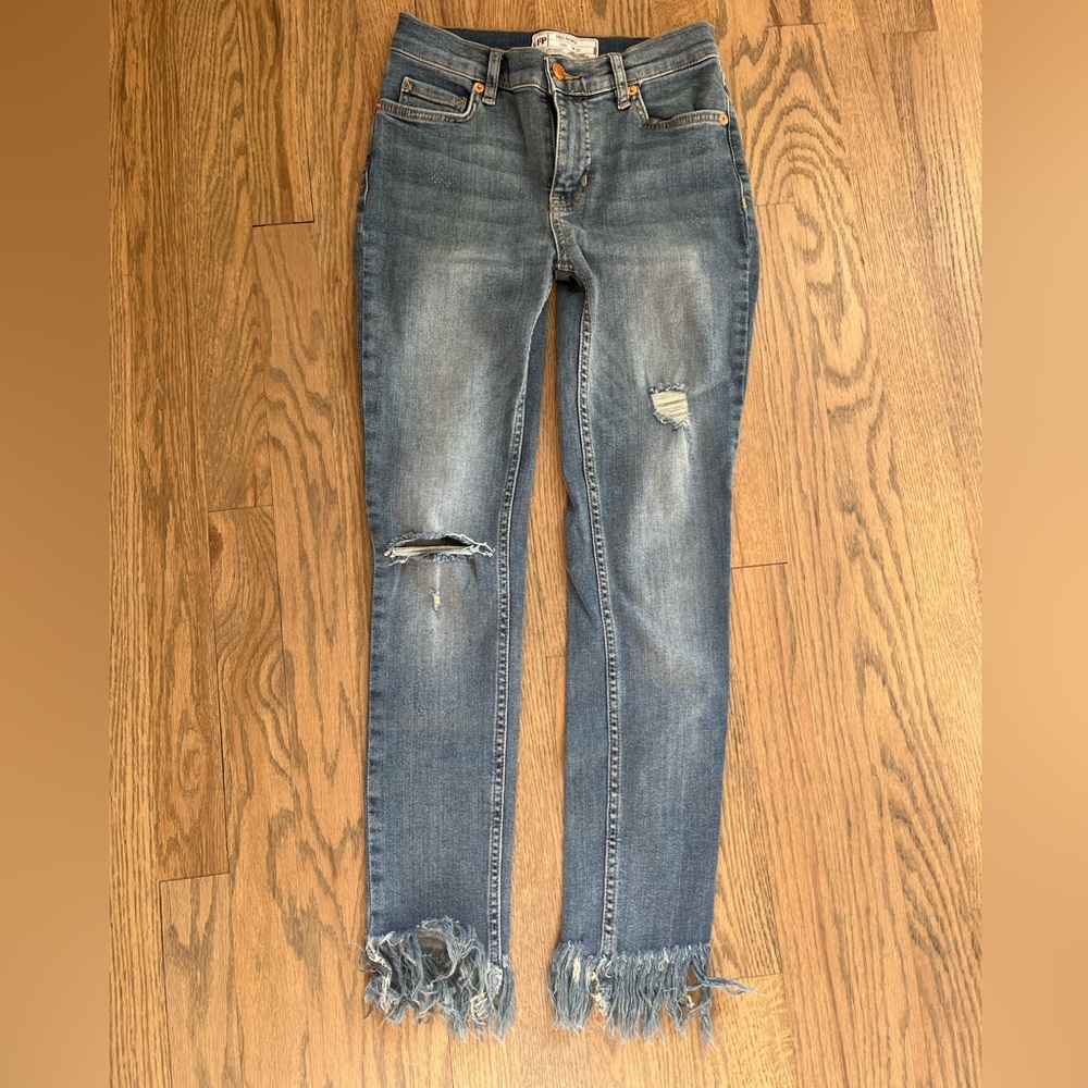 FREE PEOPLE frayed hem jeans size 25
